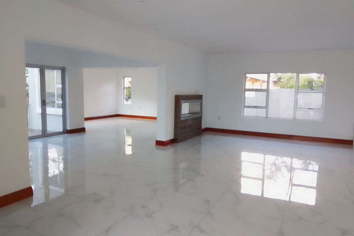 Spacious 5‐Bedroom Family Home with Study & Pyjama Lounge for Rent - Photo 3