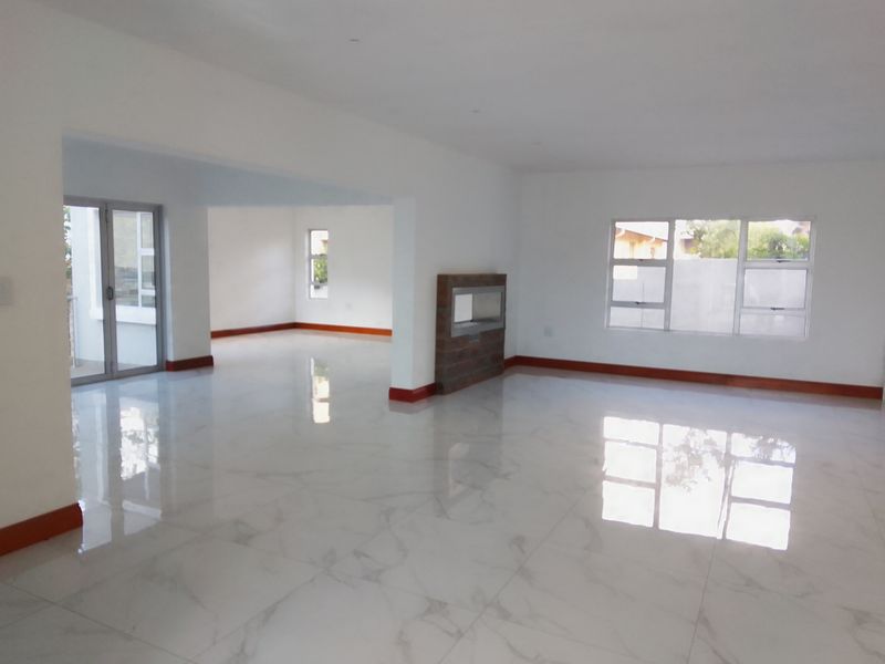 Spacious 5‐Bedroom Family Home with Study & Pyjama Lounge for Rent - Photo 3