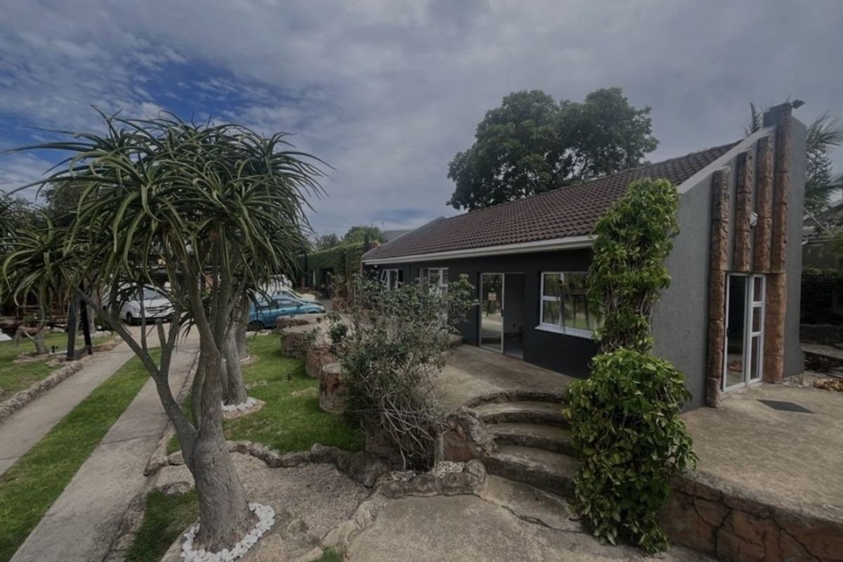 3 Bedroom Home with Modern Kitchen, Lounge, and single garage - Photo 2