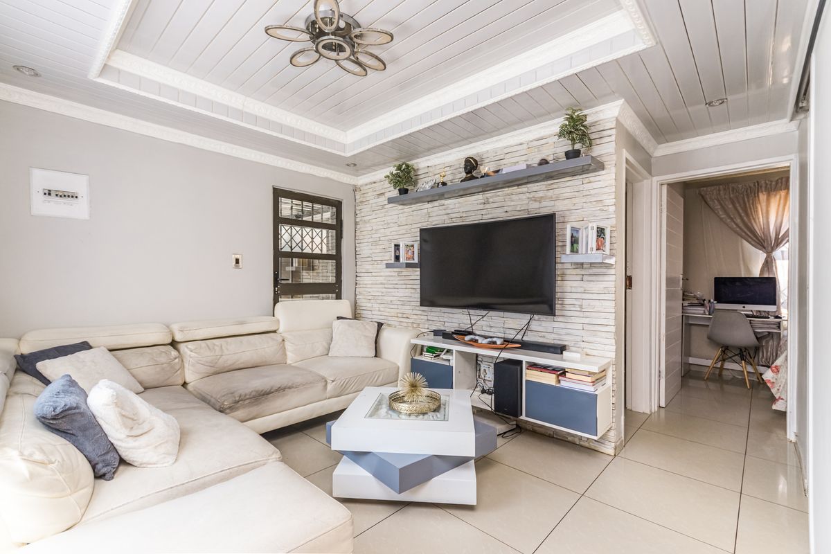 Charming Move-In Ready 2 Bedroom Family Home in  Braamfitcherville Ext 14! - Photo 3