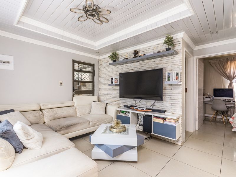 Charming Move-In Ready 2 Bedroom Family Home in  Braamfitcherville Ext 14! - Photo 3