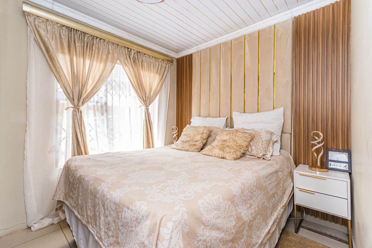 Charming Move-In Ready 2 Bedroom Family Home in  Braamfitcherville Ext 14! - Photo 4