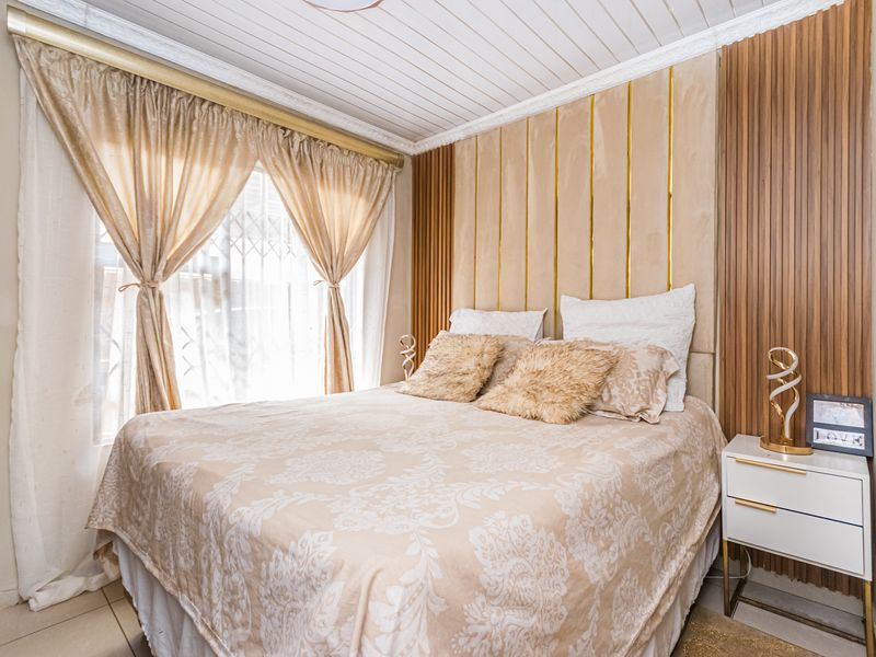 Charming Move-In Ready 2 Bedroom Family Home in  Braamfitcherville Ext 14! - Photo 4