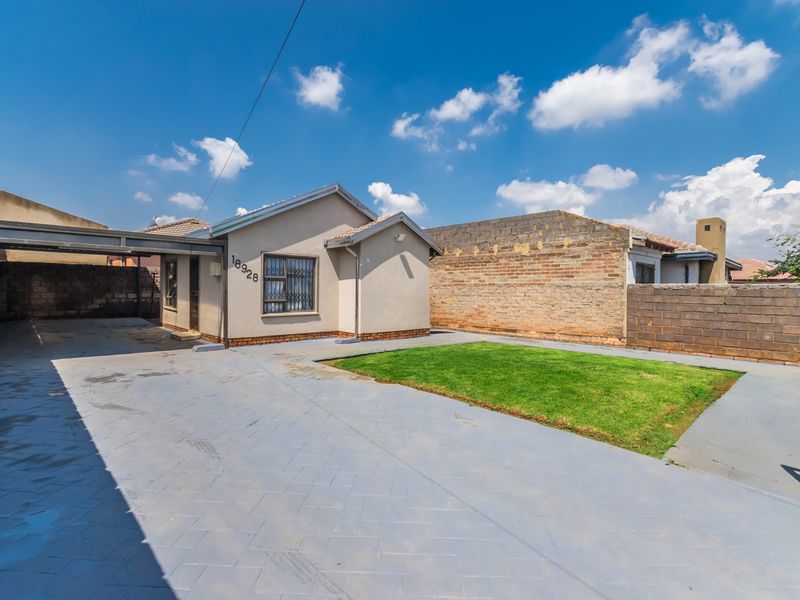 Charming Move-In Ready 2 Bedroom Family Home in  Braamfitcherville Ext 14! - Photo 10