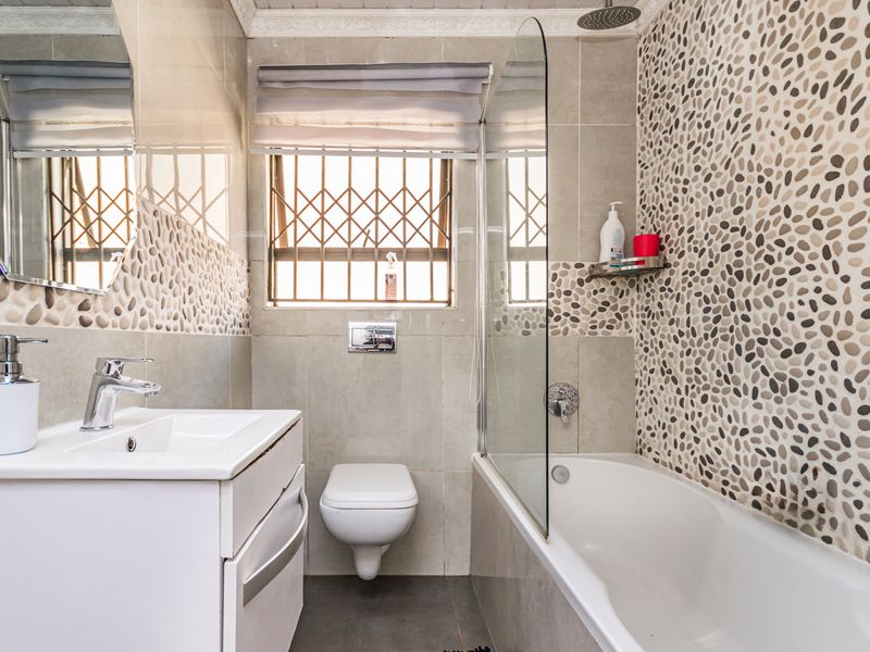 Charming Move-In Ready 2 Bedroom Family Home in  Braamfitcherville Ext 14! - Photo 9