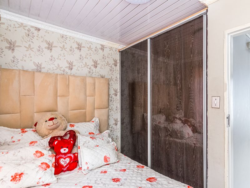 Charming Move-In Ready 2 Bedroom Family Home in  Braamfitcherville Ext 14! - Photo 7