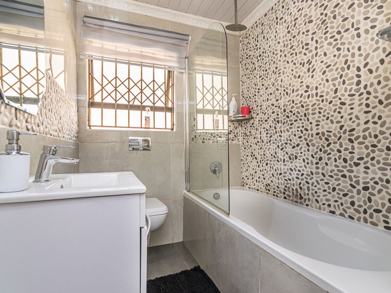 Charming Move-In Ready 2 Bedroom Family Home in  Braamfitcherville Ext 14! - Photo 8