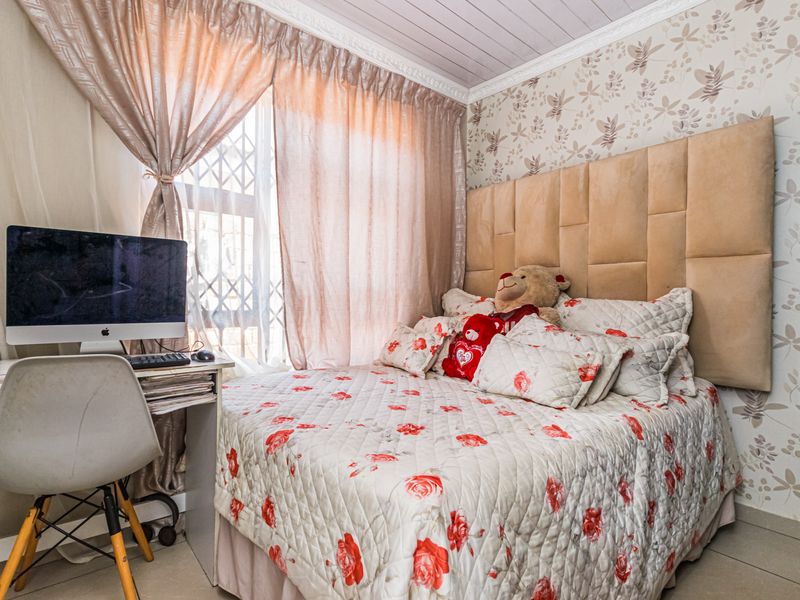 Charming Move-In Ready 2 Bedroom Family Home in  Braamfitcherville Ext 14! - Photo 6