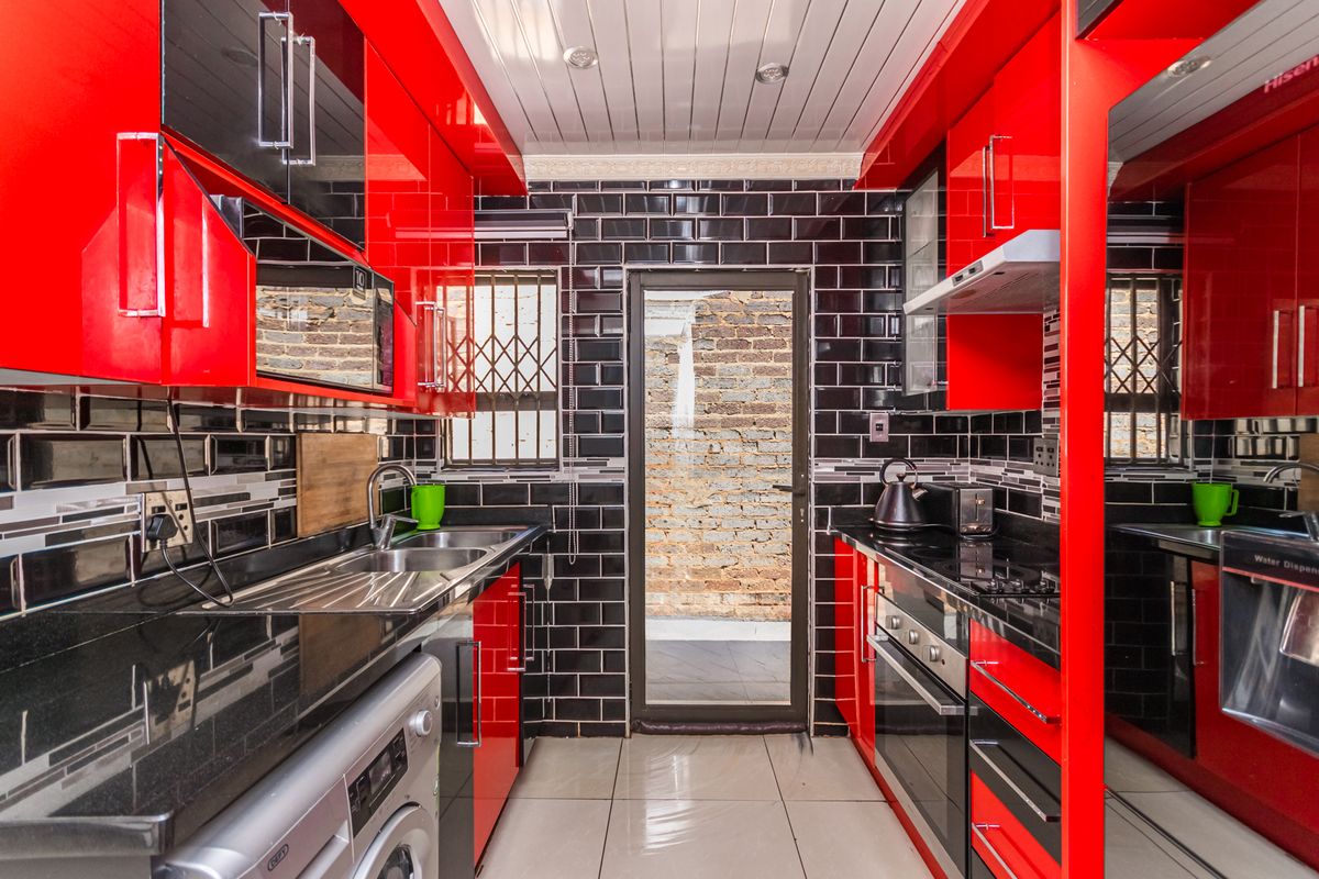 Charming Move-In Ready 2 Bedroom Family Home in  Braamfitcherville Ext 14! - Photo 2