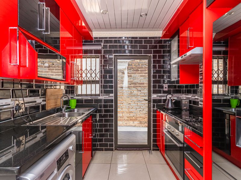 Charming Move-In Ready 2 Bedroom Family Home in  Braamfitcherville Ext 14! - Photo 2