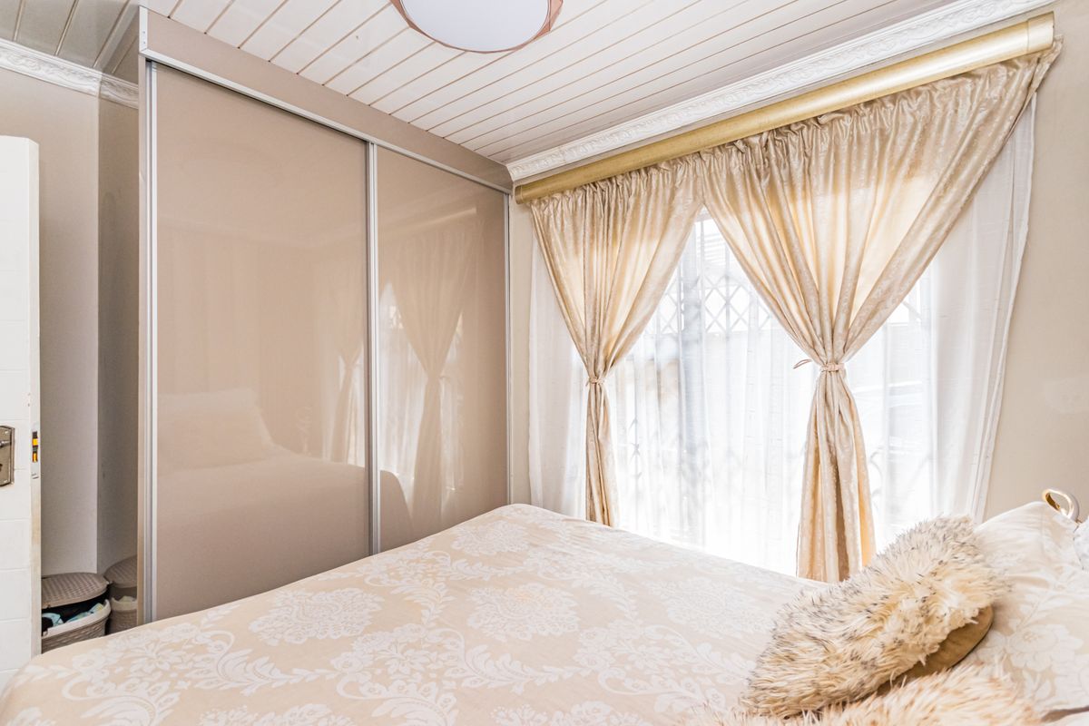 Charming Move-In Ready 2 Bedroom Family Home in  Braamfitcherville Ext 14! - Photo 5