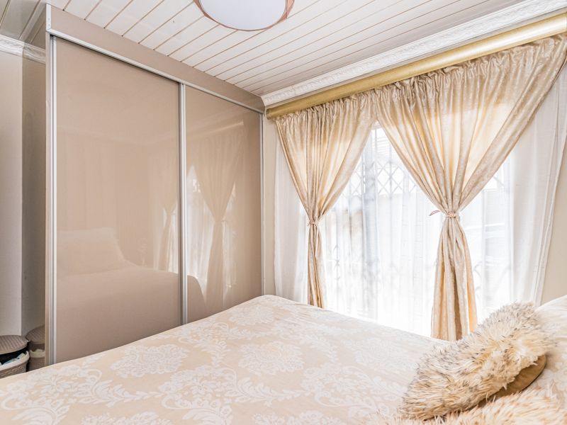 Charming Move-In Ready 2 Bedroom Family Home in  Braamfitcherville Ext 14! - Photo 5