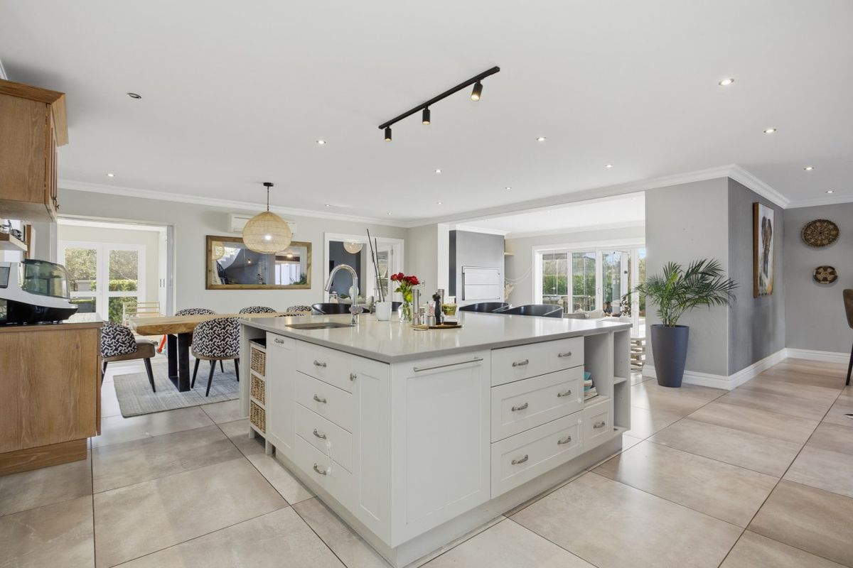 North-Facing Elegance Amidst Olive Groves - Photo 4