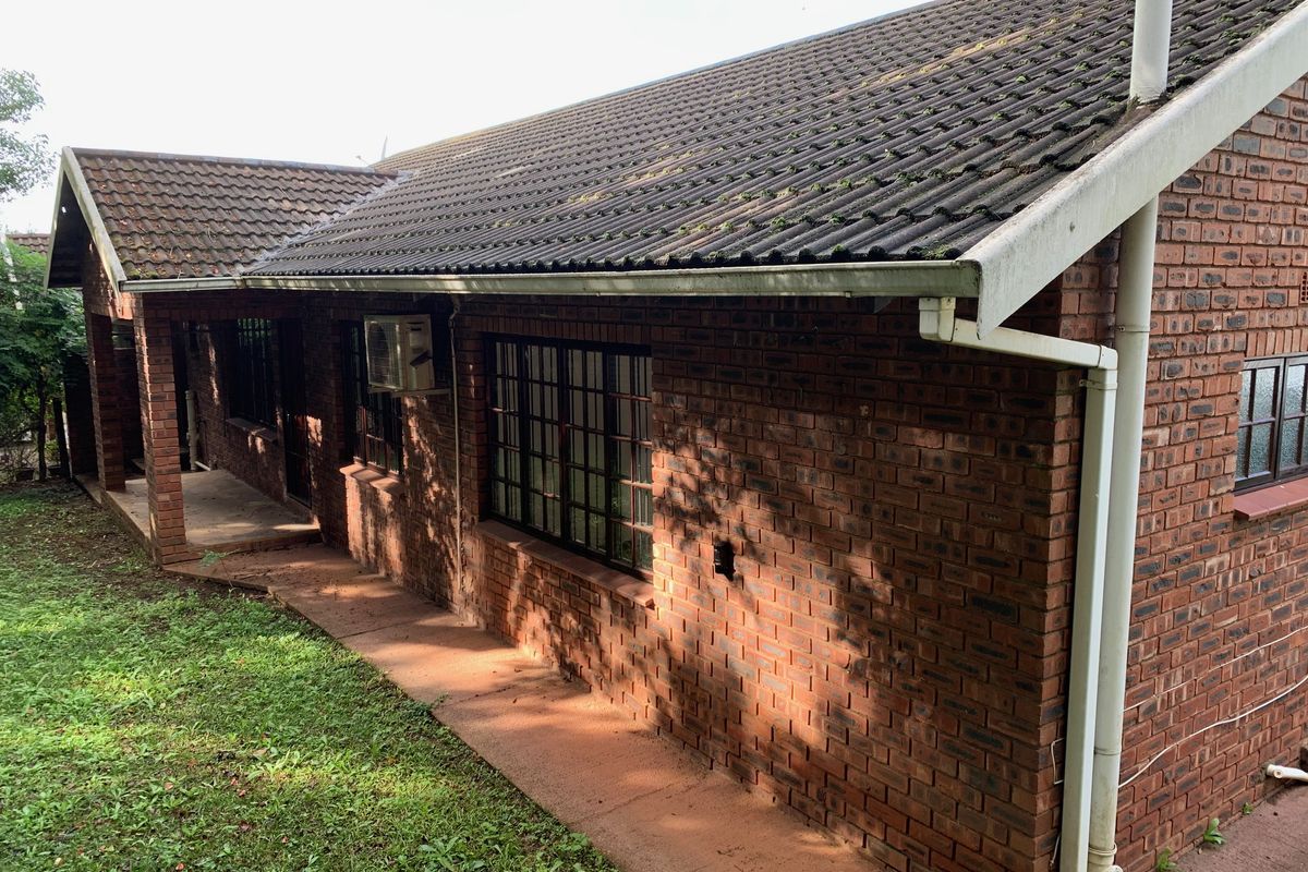 MONTROSE - 3 BEDROOM SIMPLEX TO RENT - Photo 2