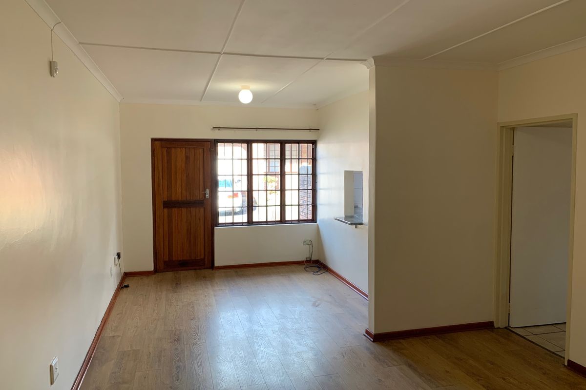 MONTROSE - 3 BEDROOM SIMPLEX TO RENT - Photo 4