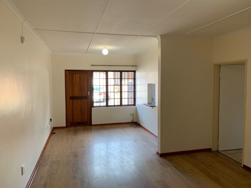 MONTROSE - 3 BEDROOM SIMPLEX TO RENT - Photo 4