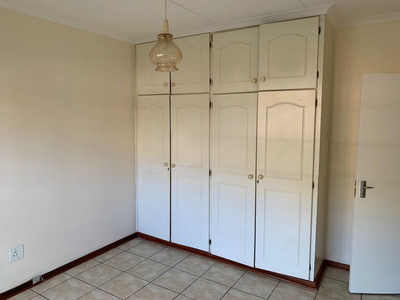 MONTROSE - 3 BEDROOM SIMPLEX TO RENT - Photo 9