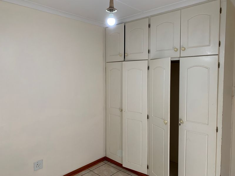 MONTROSE - 3 BEDROOM SIMPLEX TO RENT - Photo 8