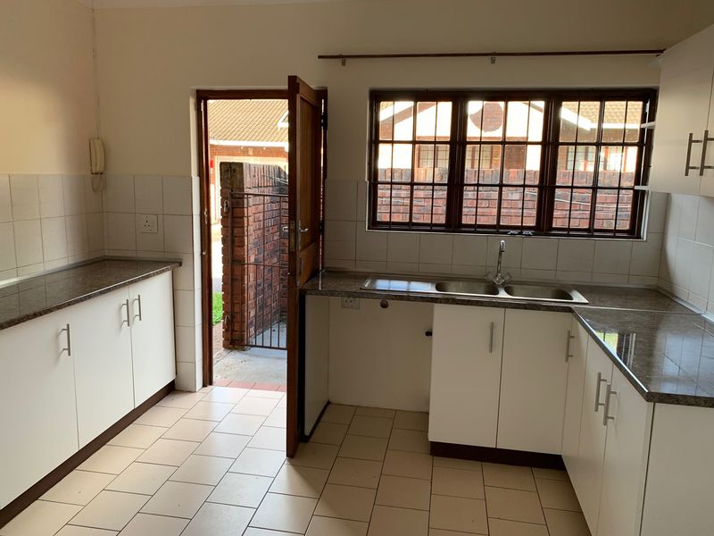 MONTROSE - 3 BEDROOM SIMPLEX TO RENT - Photo 6