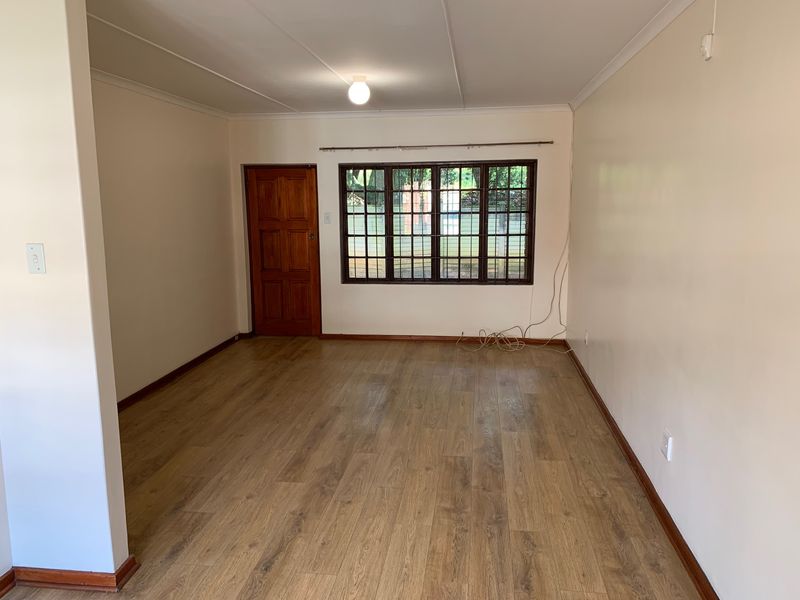 MONTROSE - 3 BEDROOM SIMPLEX TO RENT - Photo 3