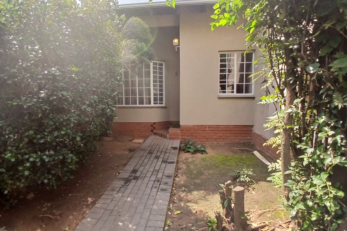 Carnival Mall 1.5 Bedroom  Duplex Apartment with a shared pool - Photo 2