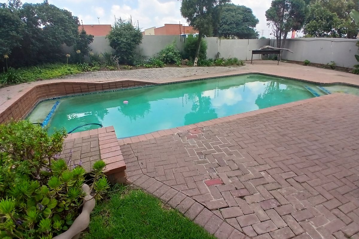 Carnival Mall 1.5 Bedroom  Duplex Apartment with a shared pool - Photo 3