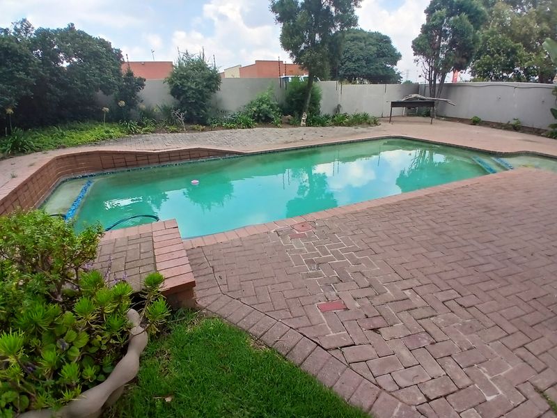 Carnival Mall 1.5 Bedroom  Duplex Apartment with a shared pool - Photo 3
