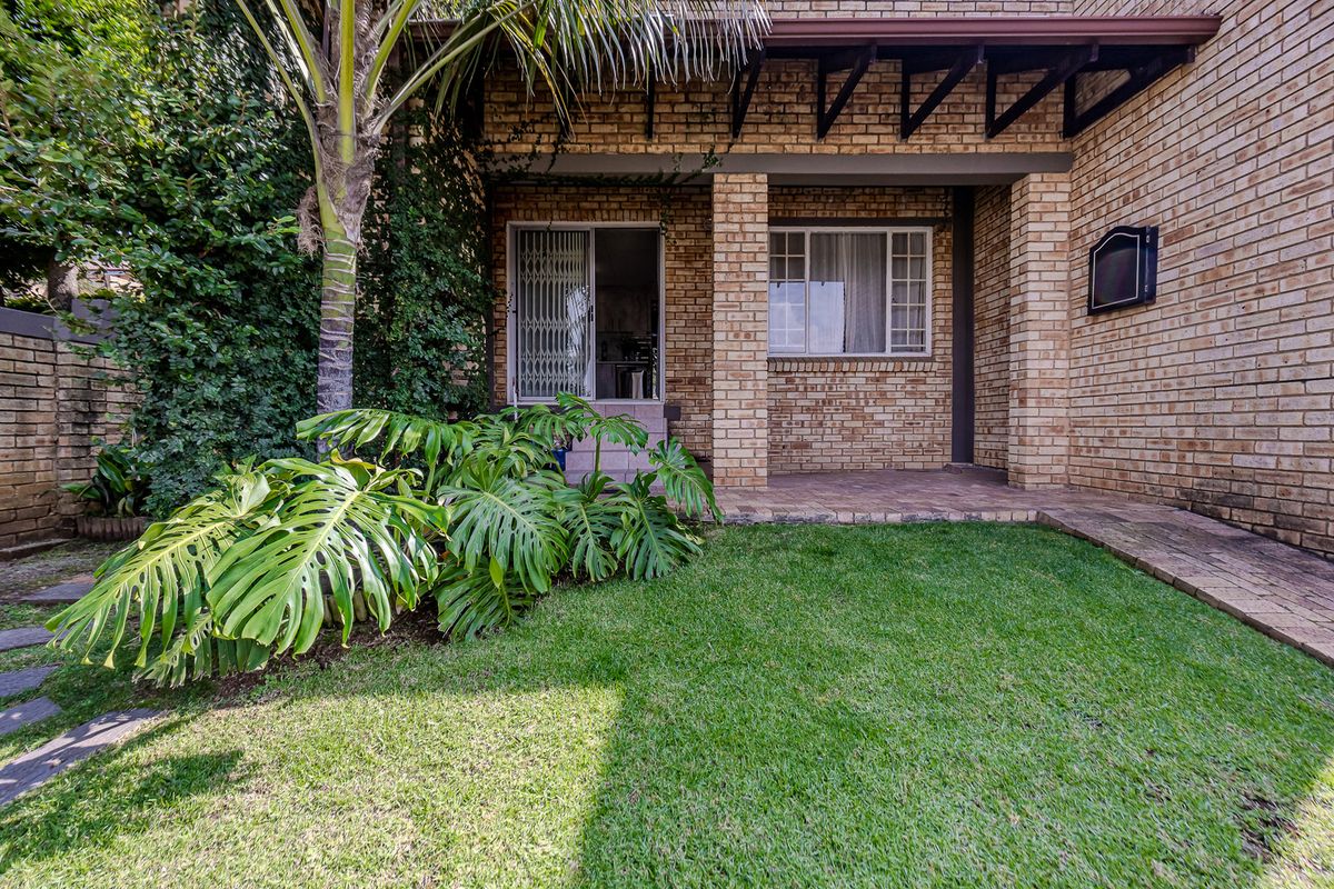 Charming 2-Bedroom Home with Stunning Wilgeheuwel Views!  Nestled In A Secure Complex. - Photo 3