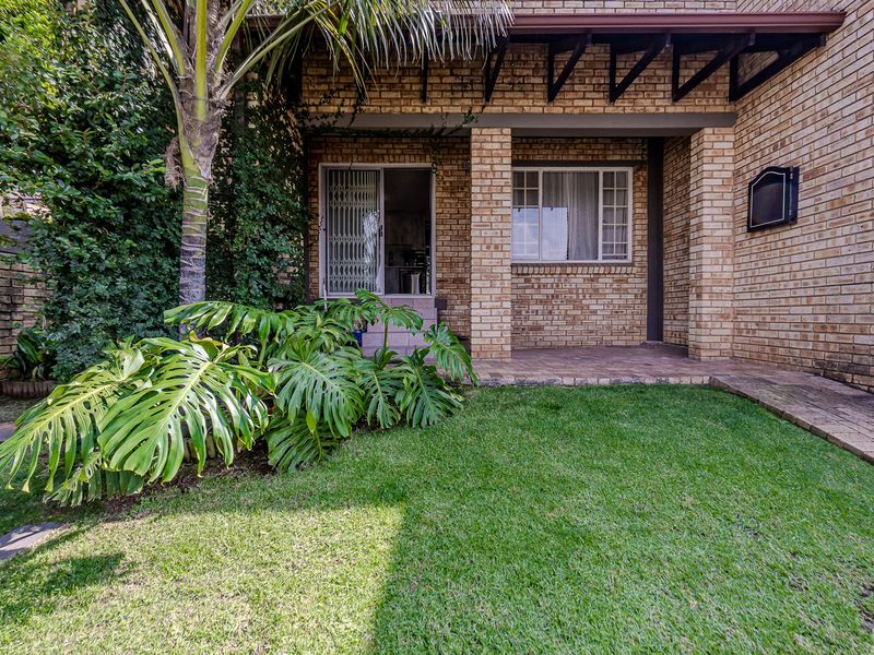 Charming 2-Bedroom Home with Stunning Wilgeheuwel Views!  Nestled In A Secure Complex. - Photo 3