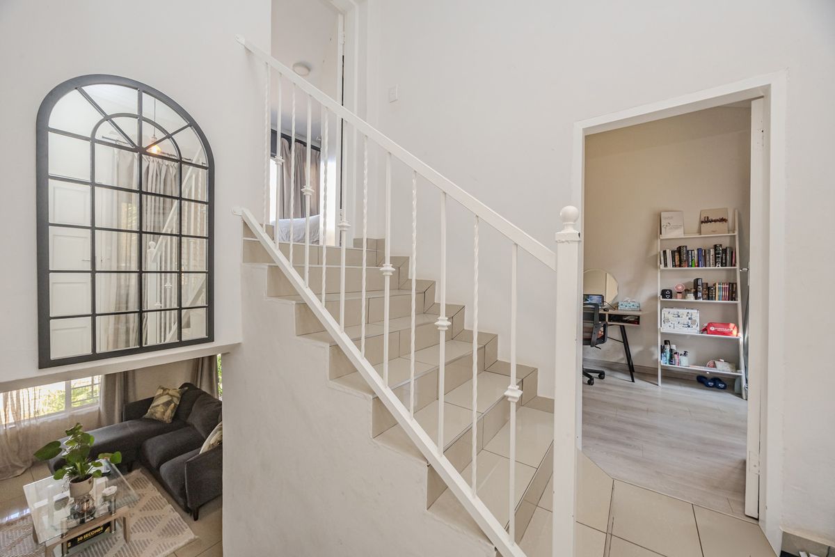 Charming 2-Bedroom Home with Stunning Wilgeheuwel Views!  Nestled In A Secure Complex. - Photo 4