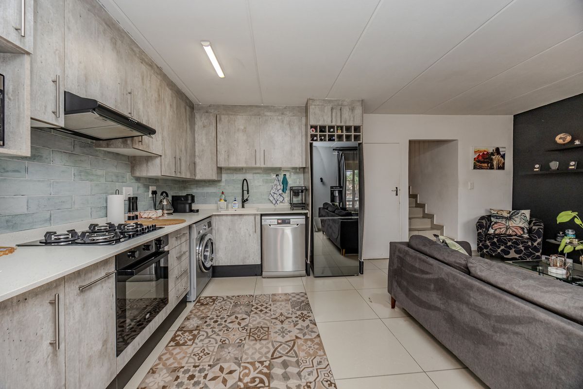 Charming 2-Bedroom Home with Stunning Wilgeheuwel Views!  Nestled In A Secure Complex. - Photo 2