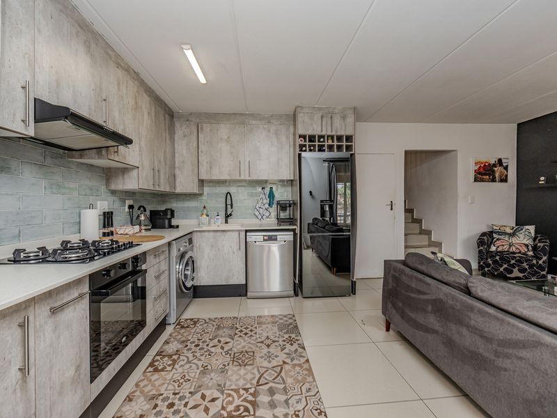 Charming 2-Bedroom Home with Stunning Wilgeheuwel Views!  Nestled In A Secure Complex. - Photo 2