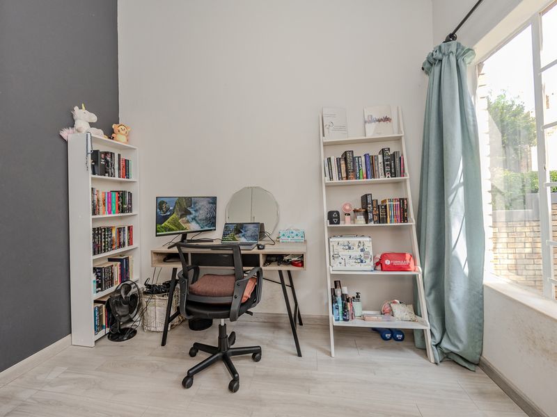 Charming 2-Bedroom Home with Stunning Wilgeheuwel Views!  Nestled In A Secure Complex. - Photo 8