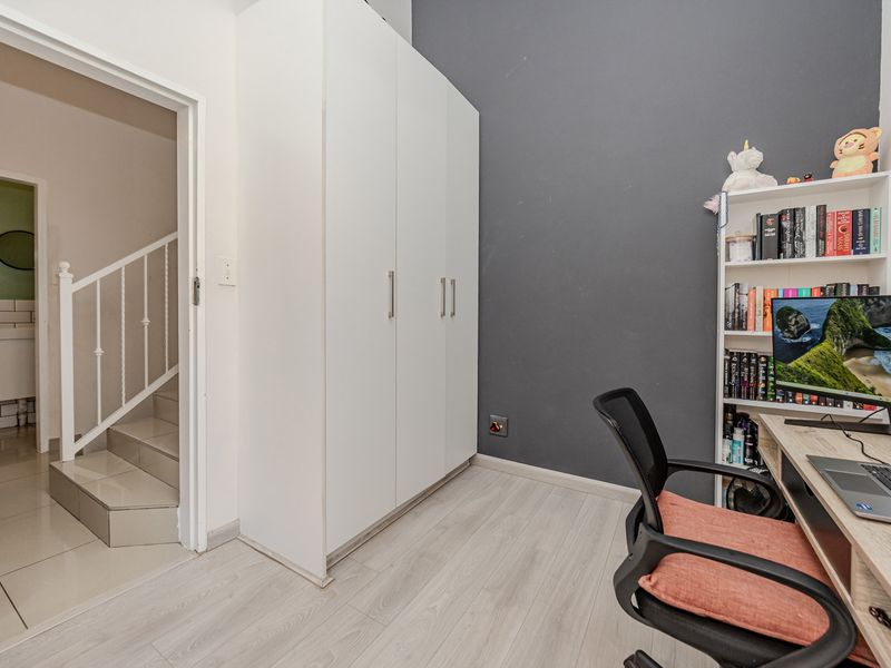 Charming 2-Bedroom Home with Stunning Wilgeheuwel Views!  Nestled In A Secure Complex. - Photo 7