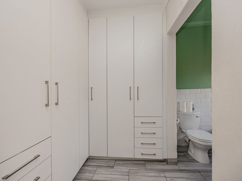 Charming 2-Bedroom Home with Stunning Wilgeheuwel Views!  Nestled In A Secure Complex. - Photo 6