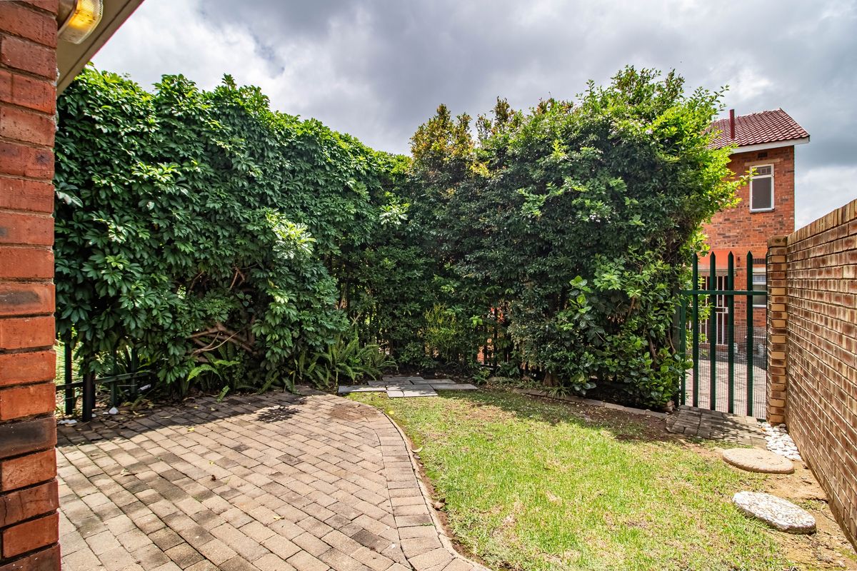 Lock-up-and-go, Modern family living. - Photo 2