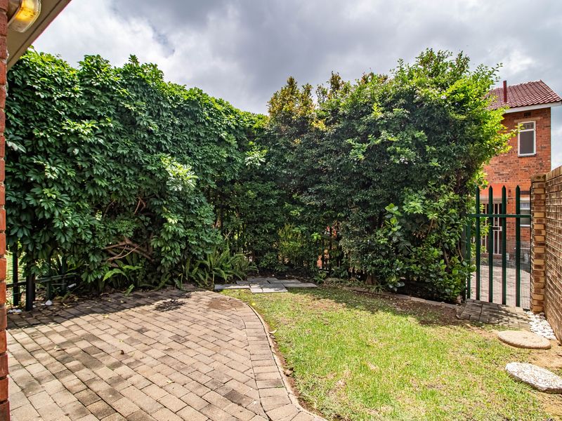 Lock-up-and-go, Modern family living. - Photo 2