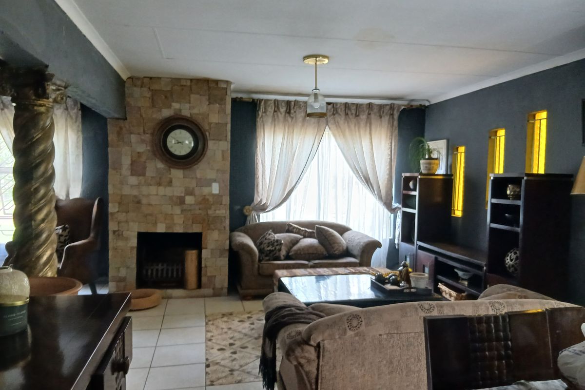 Large stand house with plenty of potential awaits you! - Photo 3