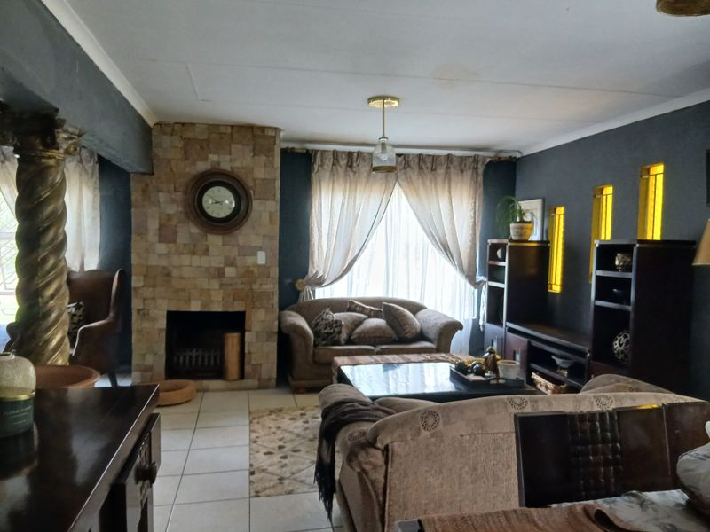 Large stand house with plenty of potential awaits you! - Photo 3