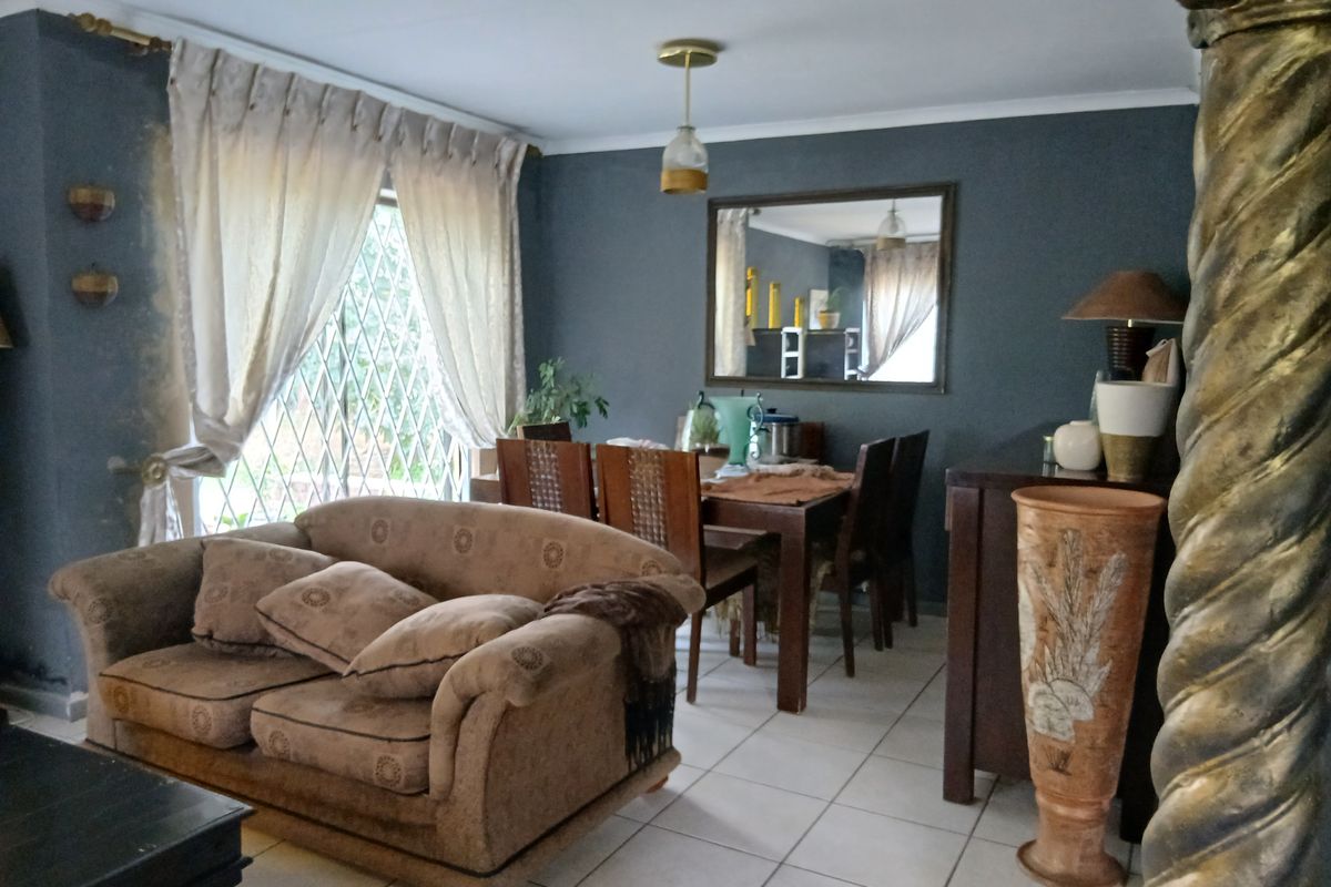 Large stand house with plenty of potential awaits you! - Photo 2