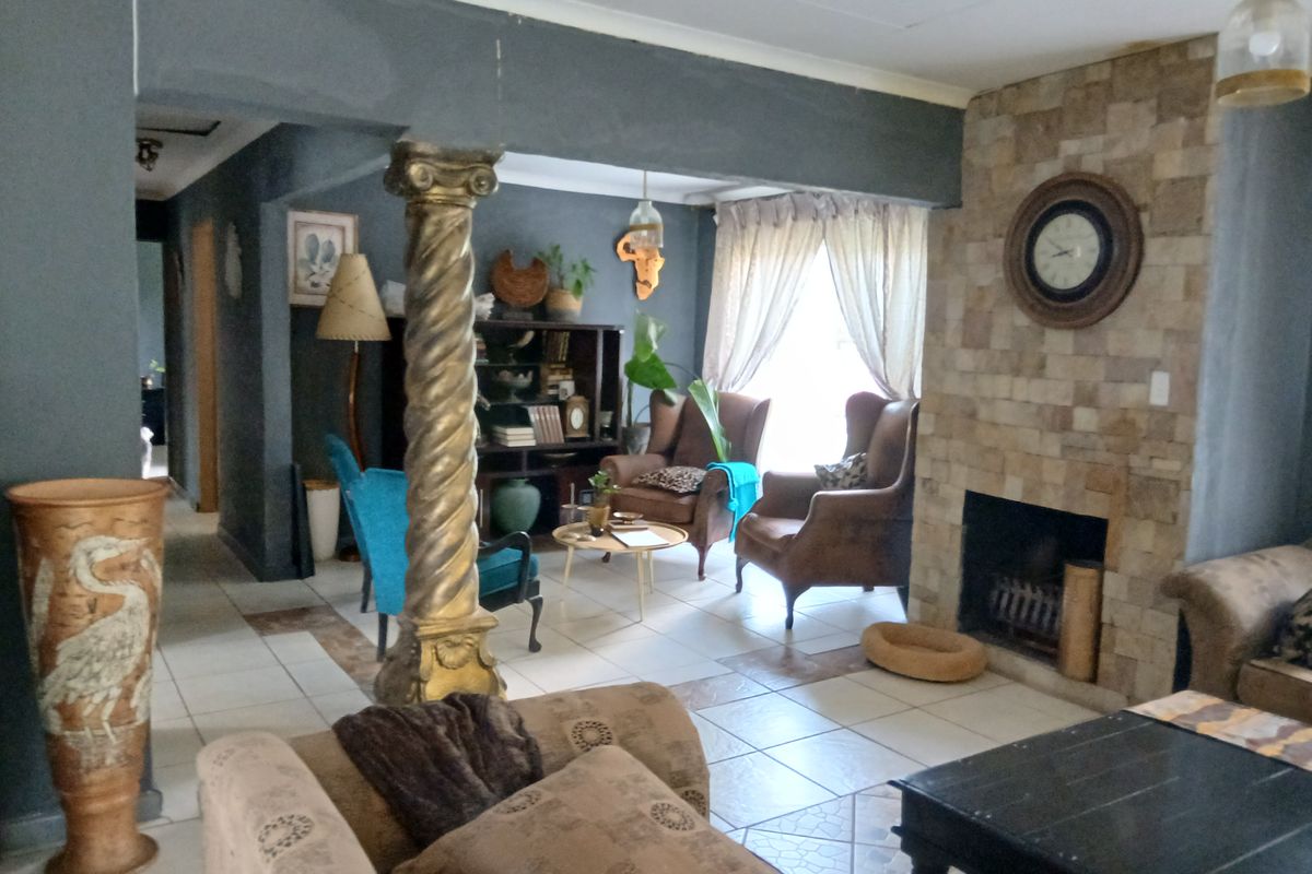 Large stand house with plenty of potential awaits you! - Photo 4