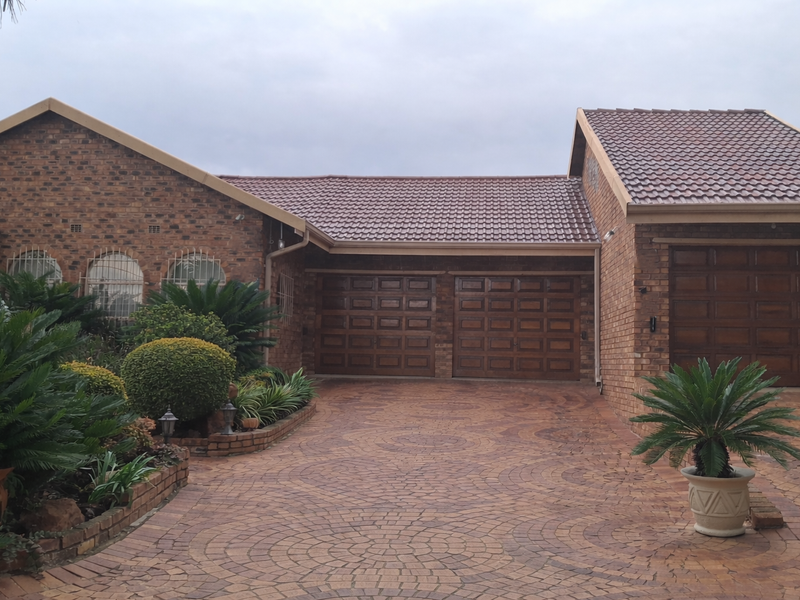 Spacious Family Home with Excellent Returns Potential for sale in Dunnottar Nigel - Photo 2