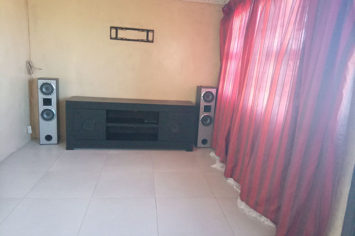 "Modern and Spacious Family Home for Sale at Mdantsane nu14 - Photo 2