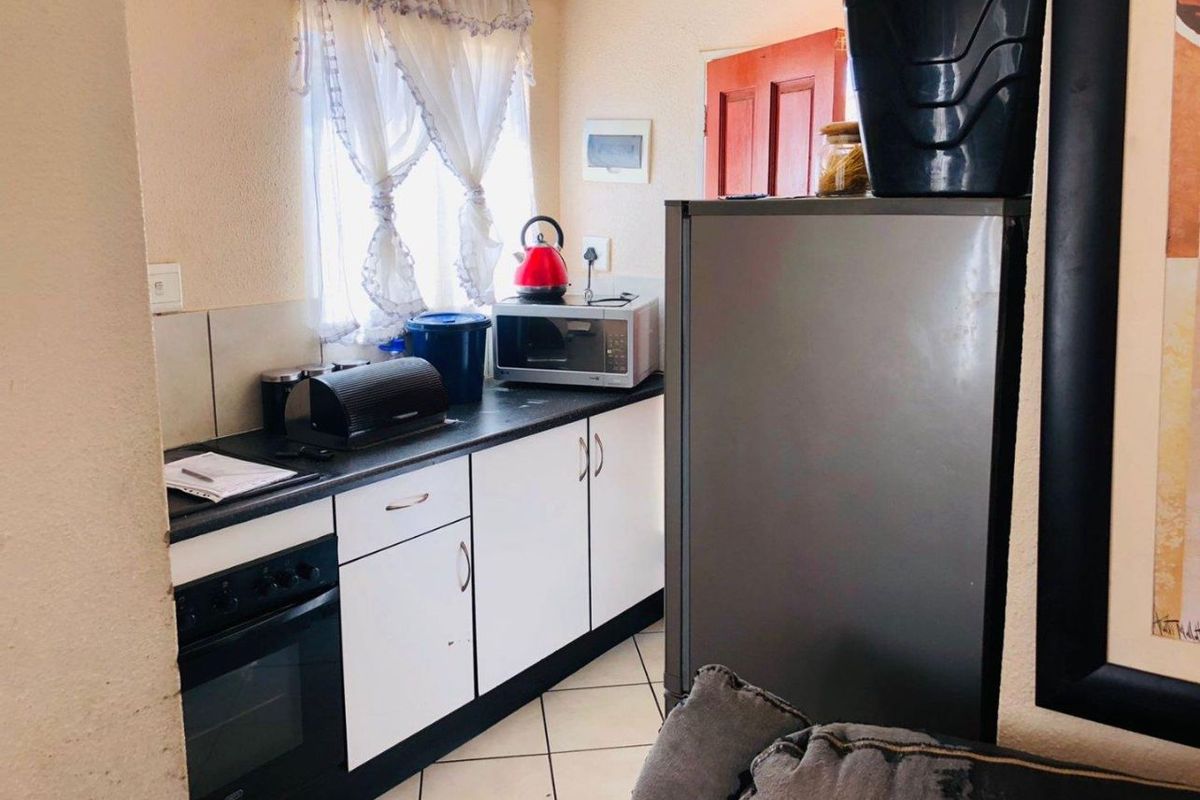 3-bedroom house with 1 bathroom and a big yard. - Photo 5