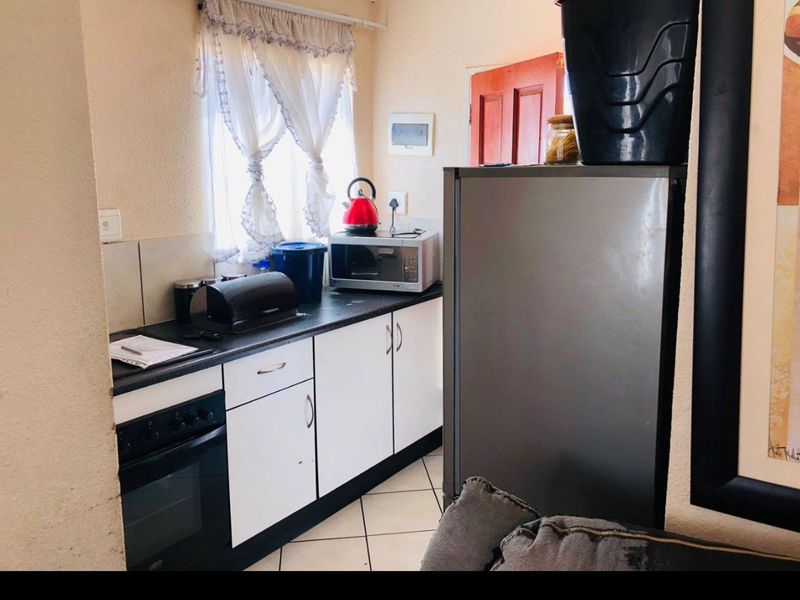 3-bedroom house with 1 bathroom and a big yard. - Photo 5