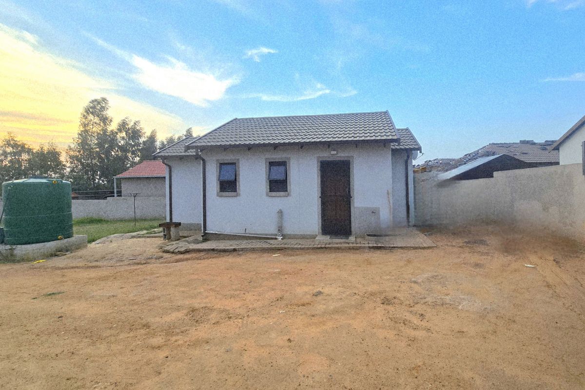 3-bedroom house with 1 bathroom and a big yard. - Photo 3