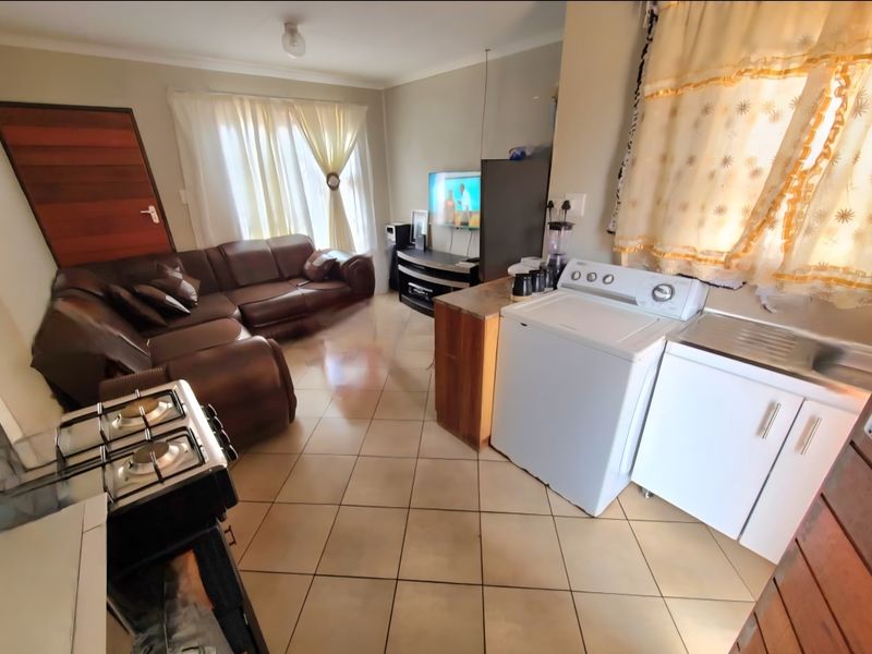 3-bedroom house with 1 bathroom and a big yard. - Photo 6