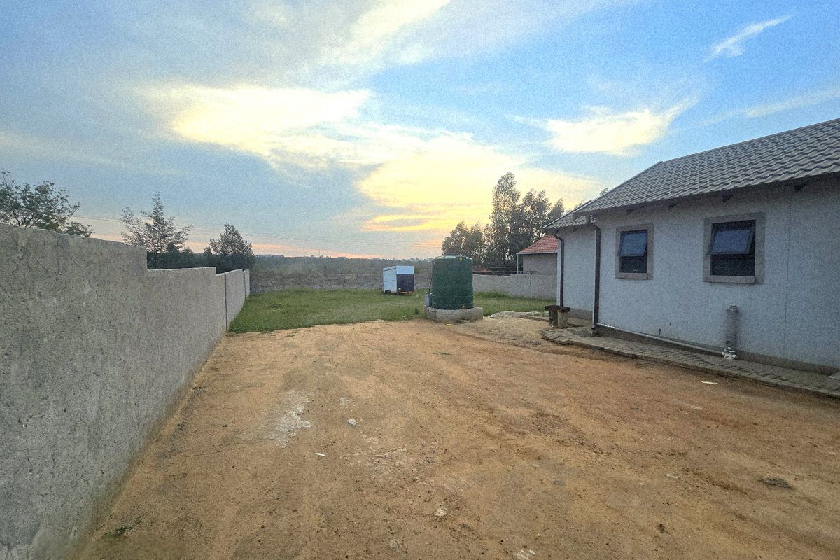 3-bedroom house with 1 bathroom and a big yard. - Photo 2