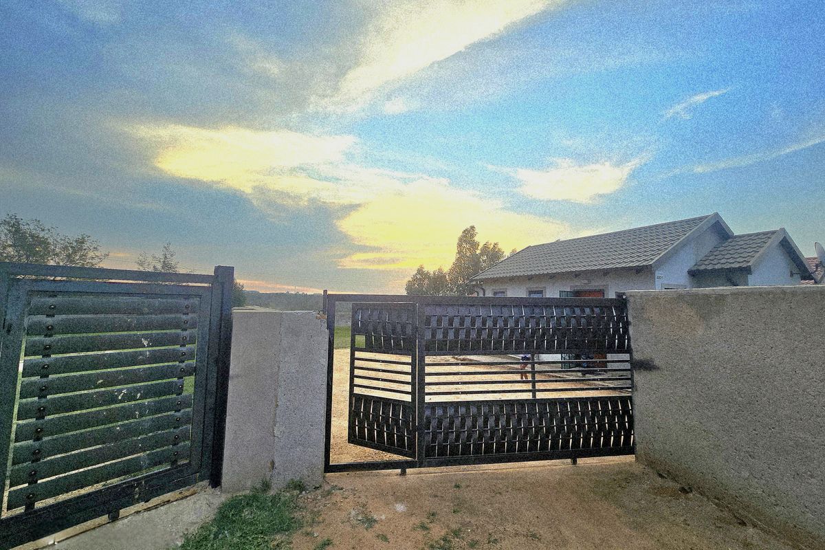 3-bedroom house with 1 bathroom and a big yard. - Photo 4