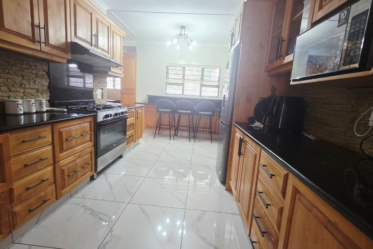 Elegant Family Home to Rent in the Heart of Meer En See - Photo 4